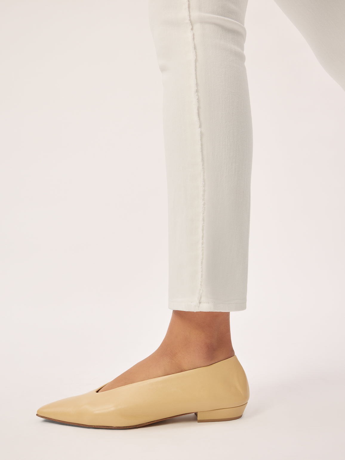 DL1961 | Mara Straight Mid Rise Instaculpt Ankle | White Frayed